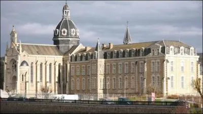 Château-Gontier, l'une des sous-préfectures du département se trouve :