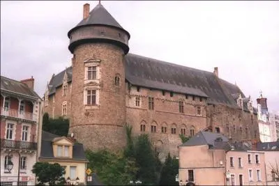 Quel festival se déroule à Laval au mois de mai ?