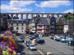 Nous sommes à Morlaix, où nous voyons son aqueduc en arrière-plan. Nous nous situons dans le département ...