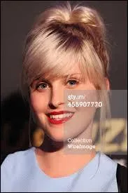 Dites-moi le titre d'une de ses chansons.