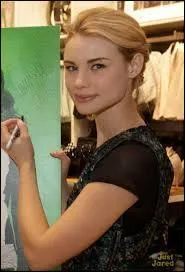 Toujours cette année-là, dans quel clip est-elle apparue ?