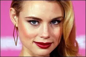 Avec qui joue-t-elle les 3 premiers rôles principaux ?