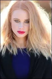 Qu'a-t-elle commencé à étudier dès son plus jeune âge ?