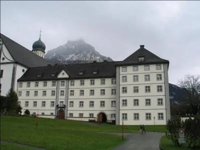 Nous reprenons le train pour arriver vers ce magnifique couvent à Engelberg. Nous sommes dans quel canton ?