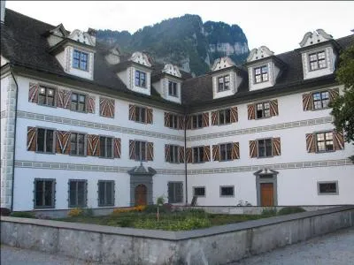 Pendant longtemps, les Suisses se sont illustrés comme guerriers et se sont vendus comme mercenaires. Souvent cela pouvait rapporter de gros revenus et certains se construisaient de gros palais comme celui-ci, le palais Freuler, du nom d'un ancien commandant mercenaire suisse. Dans quel canton sommes-nous ?