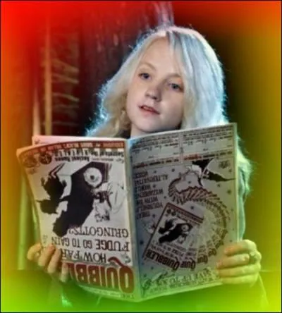 Tome 5 : dans le train, Luna lit son livre (à l'envers) et se fait interrompre par Hermione, qui traite le journal de vraie poubelle. Luna reprend son livre à la page...