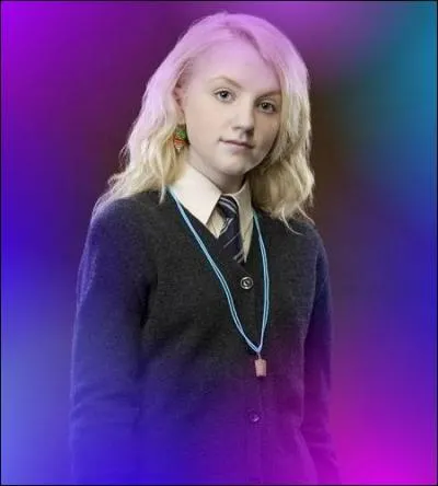 Pour se démarquer des accessoires habituels, Luna mise sur l'artisanal et confectionne des boucles d'oreille...