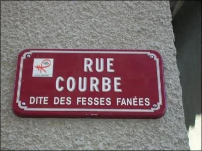 Le nom de cette ville est d'ordinaire associé à « carré » et non à courbe : qu'à cela ne tienne, où se niche cette rue ?