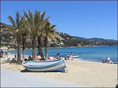 Où situez-vous Le Lavandou ?