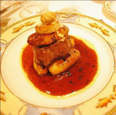 Bocuse va nous servir un filet de boeuf Rossini, sauce Perigueux, quel ingrédient est indispensable à la sauce Périgueux ?