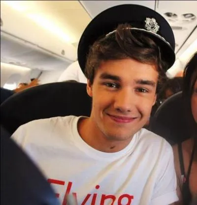 Au début du reportage sur le beau Liam, à quel sport est-il en train de jouer ?