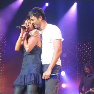 2008. Cette chanson de l'artiste espagnol Enrique Iglesias est interprétée en version franco-anglaise sous le titre "Tired of Being Sorry" (Laisse le destin l'emporter) par Enrique Iglesias et... !