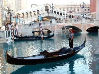 1973. "Les gondoles à Venise" interprétée par Ringo et... !