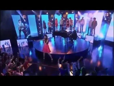 Quelle est la chanson que Violetta a chantée, accompagnée de son père au piano ?