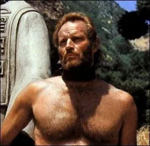 Charlton Heston (ci-contre dans la version de 1968) apparaît aussi dans cette version de 2001 ! Quel rôle y joue-t-il ?