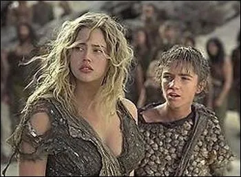 Combien d'humains accompagnent Léo dans sa fuite ?