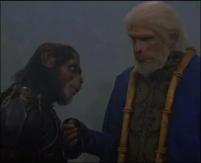 Le sénateur Sandar demande à Thade de retrouver sa fille. Que lui demande ce dernier en échange ?