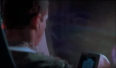 Lorsque Léo quitte la planète des singes et replonge dans la tempête magnétique, à quelle date s'écrase-t-il de nouveau ?