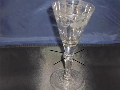 Comment est la jambe de ce pied de verre datant du XVIIIe siècle ?