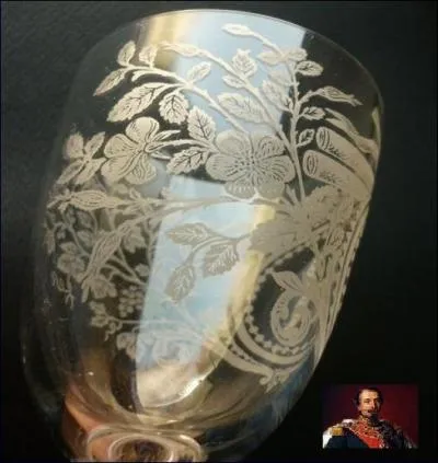 Finesse du cristal gravé pour un motif floral de style ----------.
Cherchez l'indice donnant la réponse.