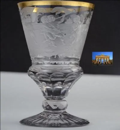 Ce verre à pied gravé présente des ----------- joufflus. Il provient de Silésie en -----------.