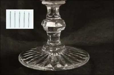 Comment nomme-t-on le décor fait sur ce verre à pied du XIXe siècle ?
Tenez compte de l'indice !