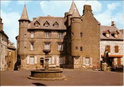 A Salers dans le cantal, vous verrez la place Tyssandier d'Escous mais quel était ce personnage ?