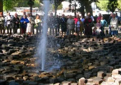 A Vals-les-Bains dans l'Ardèche, dans quel parc pouvez-vous admirer un geyser de 8 mètres de haut jaillissant toutes les six heures ?