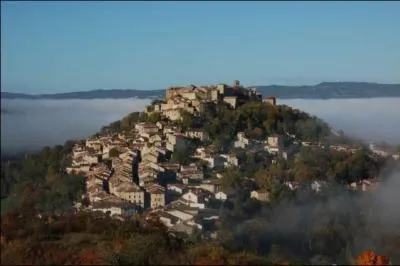 Dans quel département visiterez-vous Cordes-sur-Ciel avec la belle maison du Grand Veneur et le puits de la halle d'une profondeur de 113 mètres ?