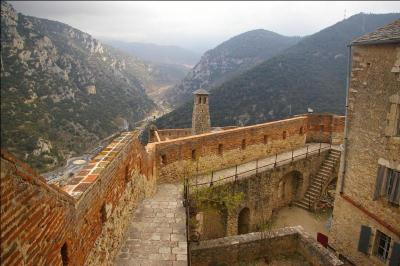 Quel est ce fort construit par Vauban au nord de Villefranche-de-Conflent dans les Pyrénées-Orientales qui est relié à la ville par l'escalier souterrain dit "des mille marches" ?