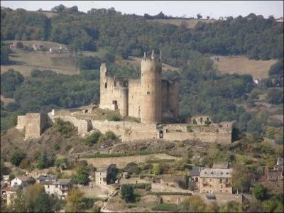 Quel est ce village de l'Aveyron dominant la rivière du même nom sur lequel veillent trois enceintes et le donjon de sa forteresse médiévale ?