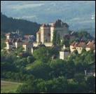 Le minuscule village de Curemonte (Corrèze) possède trois châteaux et trois églises.
