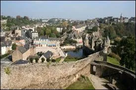 Connue principalement pour son imposant château fort, la ville bretonne de Fougères se situe dans le département n° ...