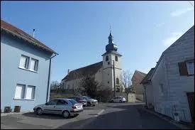Je me trouve dans le centre du village Mosellan de Sarraltroff. Je suis en région ...