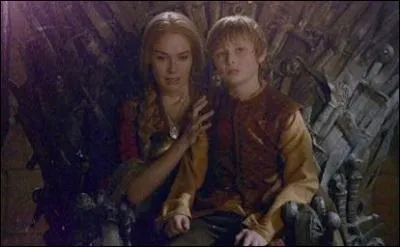 Lors de la bataille de la Néra, que s'apprête à faire Cersei à Tommen avant l'arrivée de Tywin ?