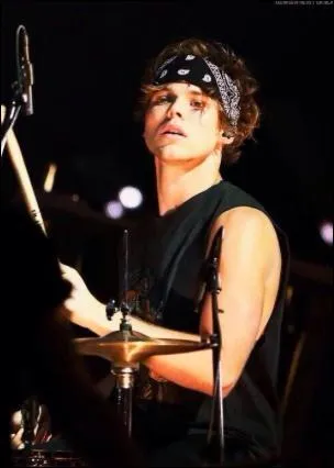 Quel est le nom complet de Ashton Irwin ?
