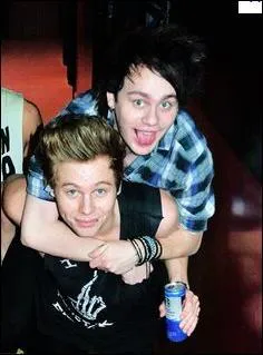 Qui à dit : " Nous ne sommes pas chanceux dans toutes les situations avec les filles.
- Quelquefois, Calum nous donne un peu d'amour, mais à part ça..." ?