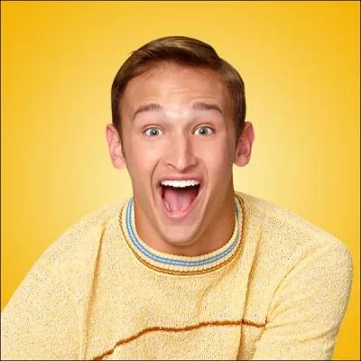 Qui est ce garçon qui appartient au groupe très soudé des surfeurs ?