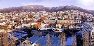 Nous partons à Oyonnax, ville située dans le département ...