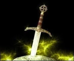 Que fait Arthur de son épée -Excalibur- à sa mort ?