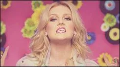 Dans le clip "Wings", Perrie a un short rose avec une fleur.