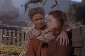 Avec son ami, Albert Ingalls vole une pipe, sans se douter de l'incendie meurtrier qu'elle allait provoquer. Dans cet incendie périt Alice Garvey, femme de Jonathan et mère d'Andy. Quel membre de la famille de Mary décède ce jour là ?