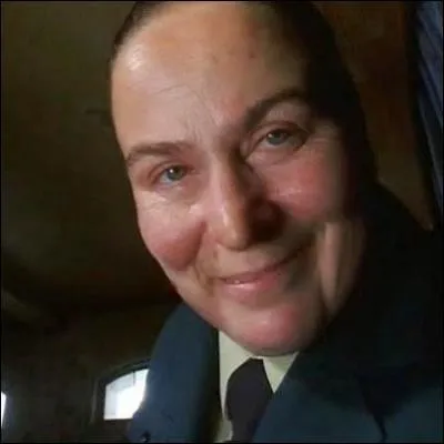 Qui est cette femme, qualifiée de folle par le personnage principal de l'histoire où elle figure, passant son temps à tyranniser des enfants dans l'école où elle est la directrice et qui a maltraité sa nièce ? Dans quel film adapté d'un roman de Roal Dahl apparait cette méchante ?