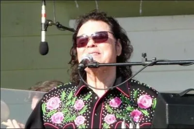 Né en 1943. Ce chanteur et pianiste de country fut nommé dans les années 70 et 80 entre autres ; 3 fois meilleur chanteur de l'année par la Country Music Association. Il reçut 5 Grammy Awards dans la catégorie meilleur chanteur country. Il s'agit de :