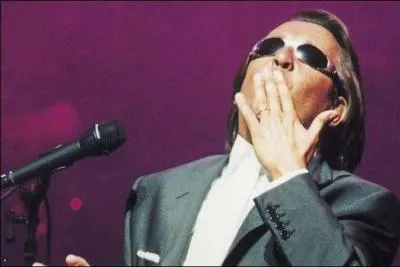 Honneur à la France. Né en 1951, il s'agit sans doute de notre chanteur et musicien aveugle le plus connu. Son nom est :