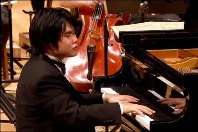 Un petit tour au pays du Soleil-Levant. Aveugle de naissance, ce musicien et compositeur japonais est né en 1988. À deux ans, il joue sur un piano jouet "Jingles Bells" après que sa mère eut fredonné l'air. À sept ans, il gagne son premier prix musical. Il s'agit de :