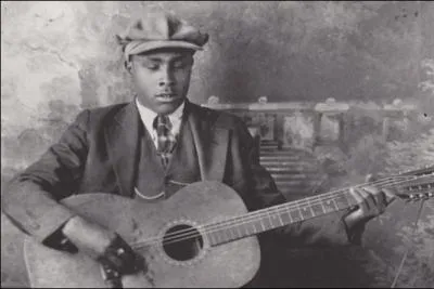 On remonte un peu dans le temps. Chanteur et guitariste américain né en 1898, mort en 1959. Capable de lire et d'écrire la musique en braille, il jouait notamment sur une guitare à douze cordes. Bob Dylan lui dédia une chanson qui fut reprise et adaptée en français par Francis Cabrel en 2012. Il s'agit de :