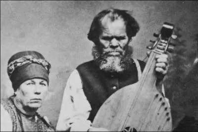 Remontons encore plus dans le temps. Né en 1803, décédé en 1890. Il est certainement le ménestrel ou barde itinérant le plus populaire de son pays qui faisait alors partie de l'Empire russe. Il se produisit notamment à Saint-Petersbourg devant les grands-ducs Serge et Paul Alexandrovitch, respectivement cinquième et sixième fils du Tsar Alexandre II. Il s'agit de :