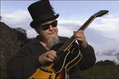 Revenons à notre époque. Chanteur et guitariste de blues né en 1943. Basé à La Nouvelle-Orléans, son surnom est "Braille Blues Daddy". Il s'agit de :