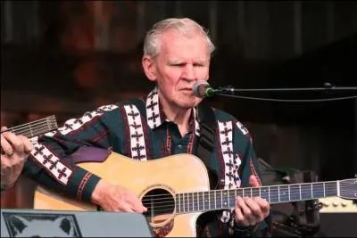 Chanteur et guitariste de folk, blues et country. Né en 1923, mort en 2012. Son véritable nom est Arthel Lane Watson, mais il est plus connu sous son surnom. Il s'agit de :